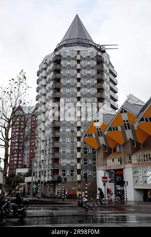 Rotterdam, NL - OCT 6, 2021: Le Blaaktoren est une tour résidentielle sur le Binnenrotte près du Blaak à Rotterdam. Le bâtiment est surnommé le Penci Banque D'Images