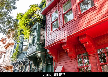 Vue depuis les rues d'Istanbul, architecture traditionnelle en bois dans le quartier de Kuzguncuk sur le côté asiatique d'Istanbul. Banque D'Images