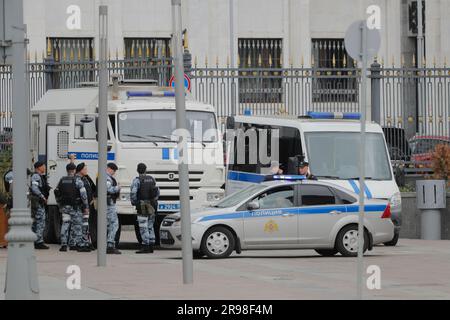 Moscou, Russie. 24th juin 2023. Les policiers tiennent la garde à Moscou, en Russie, en 24 juin 2023. Credit: Alexander Zemlianichenko Jr/Xinhua/Alay Live News Banque D'Images