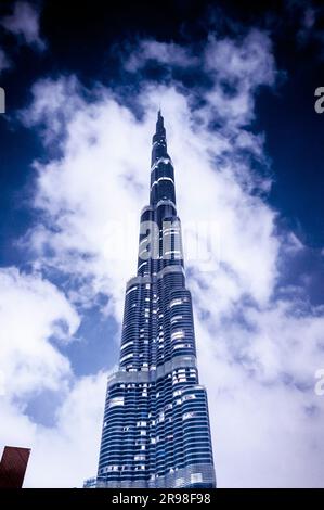 Dubaï, Émirats Arabes Unis - 27 février 2019 : vue nocturne du Burj Khalifa, la plus grande structure fabriquée à l'homme du monde dans le centre-ville de Dubaï, Émirats Arabes Unis. Banque D'Images