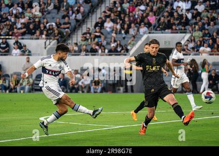 Ryan Raposo (27), milieu de terrain des Whitecaps de Vancouver, tente une balle contre Ilie Sánchez, milieu de terrain des FAC (6), lors d'un match MLS, samedi, 24 juin 2023, Banque D'Images