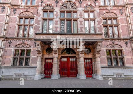 La Haye, pays-Bas - 7 octobre 2021 : vue extérieure du bâtiment du ministère de la Justice à la Haye, pays-Bas. Banque D'Images