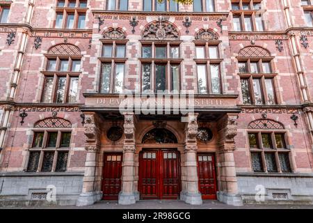 La Haye, pays-Bas - 7 octobre 2021 : vue extérieure du bâtiment du ministère de la Justice à la Haye, pays-Bas. Banque D'Images