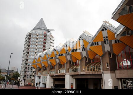 Rotterdam, NL - OCT 6, 2021: Le Blaaktoren est une tour résidentielle sur le Binnenrotte près du Blaak à Rotterdam. Le bâtiment est surnommé le Penci Banque D'Images