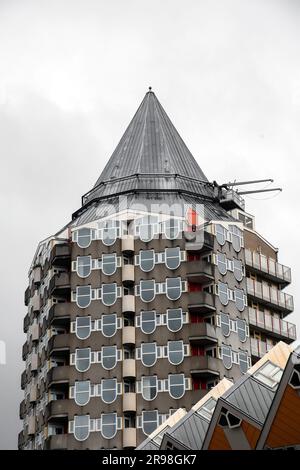 Rotterdam, NL - OCT 6, 2021: Le Blaaktoren est une tour résidentielle sur le Binnenrotte près du Blaak à Rotterdam. Le bâtiment est surnommé le Penci Banque D'Images