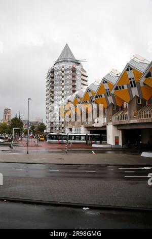 Rotterdam, NL - OCT 6, 2021: Le Blaaktoren est une tour résidentielle sur le Binnenrotte près du Blaak à Rotterdam. Le bâtiment est surnommé le Penci Banque D'Images