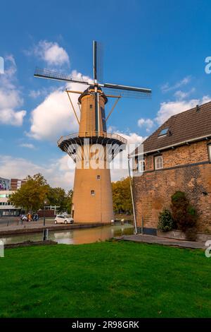 Schiedam, NL - OCT 8, 2021: Architecture hollandaise typique et vue sur la rue à Schiedam, pays-Bas. Banque D'Images