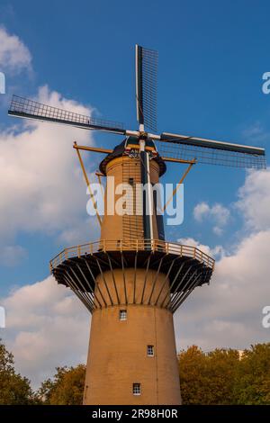 Schiedam, NL - OCT 8, 2021: Architecture hollandaise typique et vue sur la rue à Schiedam, pays-Bas. Banque D'Images