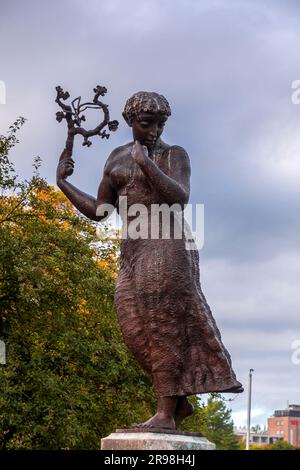 Leiden, pays-Bas - 7 octobre 2021 : statue en bronze d'une dame tenant une branche près de Molen de Valk à Leiden, la statue commémore les âmes perdues d Banque D'Images