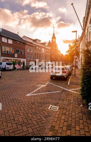 Schiedam, NL - OCT 8, 2021: Architecture hollandaise typique et vue sur la rue à Schiedam, pays-Bas. Banque D'Images