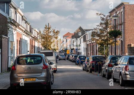 Schiedam, NL - OCT 8, 2021: Architecture hollandaise typique et vue sur la rue à Schiedam, pays-Bas. Banque D'Images