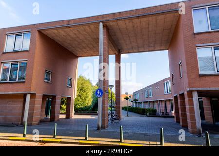 Schiedam, NL - OCT 8, 2021: Architecture hollandaise typique et vue sur la rue à Schiedam, pays-Bas. Banque D'Images