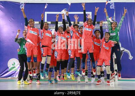 Match final de Women Handball League 2023 entre le club Mariner Youngs et Arambag Krira Songha organisé par la Fédération de handball du Bangladesh au Shaheed Banque D'Images