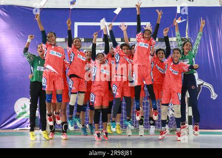 Match final de Women Handball League 2023 entre le club Mariner Youngs et Arambag Krira Songha organisé par la Fédération de handball du Bangladesh au Shaheed Banque D'Images