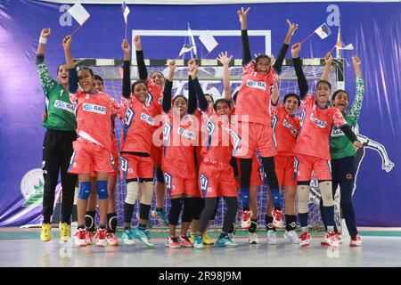 Match final de Women Handball League 2023 entre le club Mariner Youngs et Arambag Krira Songha organisé par la Fédération de handball du Bangladesh au Shaheed Banque D'Images