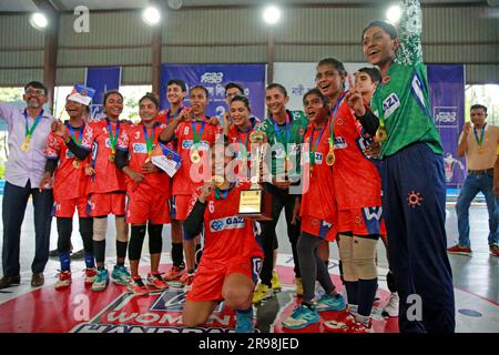 Match final de Women Handball League 2023 entre le club Mariner Youngs et Arambag Krira Songha organisé par la Fédération de handball du Bangladesh au Shaheed Banque D'Images