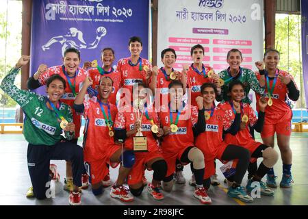 Match final de Women Handball League 2023 entre le club Mariner Youngs et Arambag Krira Songha organisé par la Fédération de handball du Bangladesh au Shaheed Banque D'Images