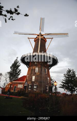 Leiden, pays-Bas - 6 octobre 2021: Molen de Valk ou de Valk Molenmuseum est un moulin et un musée de la tour à Leiden, pays-Bas. Banque D'Images