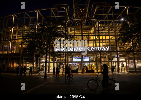 Leiden, NL - 6 octobre 2021 : vue extérieure de nuit sur la gare centrale de Leiden, pays-Bas. Banque D'Images
