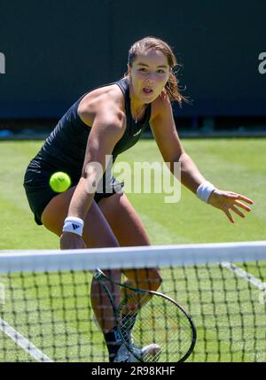 Jodie Burrage (GBR) jouant son premier match de qualification au premier jour de l'internationale Rothesay, Eastbourne 24th juin 2023. Banque D'Images