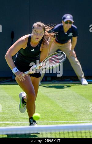 Jodie Burrage (GBR) jouant son premier match de qualification au premier jour de l'internationale Rothesay, Eastbourne 24th juin 2023. Banque D'Images