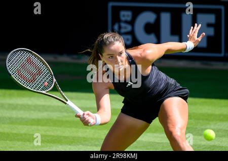 Jodie Burrage (GBR) jouant son premier match de qualification au premier jour de l'internationale Rothesay, Eastbourne 24th juin 2023. Banque D'Images