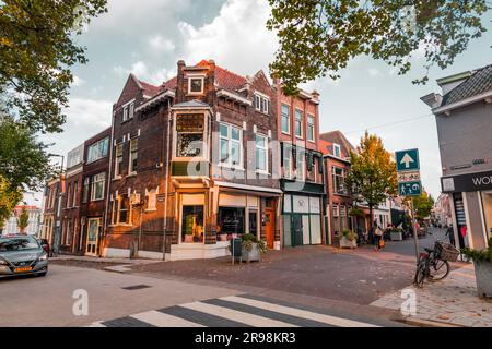 Schiedam, NL - OCT 8, 2021: Architecture hollandaise typique et vue sur la rue à Schiedam, pays-Bas. Banque D'Images