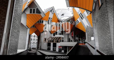 Rotterdam, NL - OCT 6, 2021: Maisons en cube, Kubuwoningen en néerlandais, est un ensemble innovant d'appartements résidentiels à Rotterdam, conçu par Piet Blom. Banque D'Images