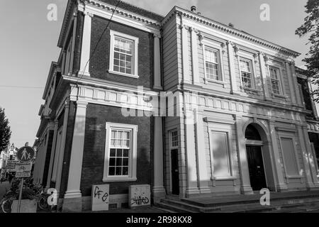 Schiedam, NL - OCT 8, 2021: Architecture hollandaise typique et vue sur la rue à Schiedam, pays-Bas. Banque D'Images