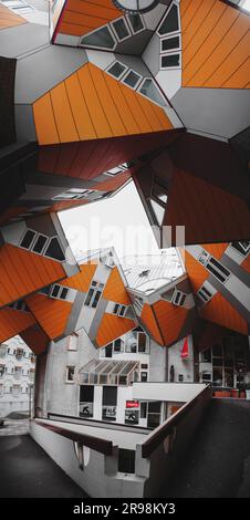 Rotterdam, NL - OCT 6, 2021: Maisons en cube, Kubuwoningen en néerlandais, est un ensemble innovant d'appartements résidentiels à Rotterdam, conçu par Piet Blom. Banque D'Images