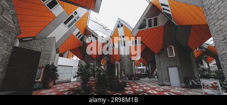 Rotterdam, NL - OCT 6, 2021: Maisons en cube, Kubuwoningen en néerlandais, est un ensemble innovant d'appartements résidentiels à Rotterdam, conçu par Piet Blom. Banque D'Images