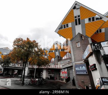 Rotterdam, NL - OCT 6, 2021: Maisons en cube, Kubuwoningen en néerlandais, est un ensemble innovant d'appartements résidentiels à Rotterdam, conçu par Piet Blom. Banque D'Images