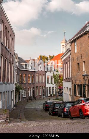 Schiedam, NL - OCT 8, 2021: Architecture hollandaise typique et vue sur la rue à Schiedam, pays-Bas. Banque D'Images