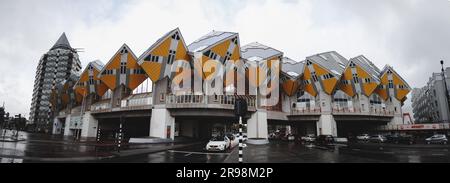 Rotterdam, NL - OCT 6, 2021: Maisons en cube, Kubuwoningen en néerlandais, est un ensemble innovant d'appartements résidentiels à Rotterdam, conçu par Piet Blom. Banque D'Images