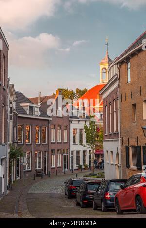 Schiedam, NL - OCT 8, 2021: Architecture hollandaise typique et vue sur la rue à Schiedam, pays-Bas. Banque D'Images