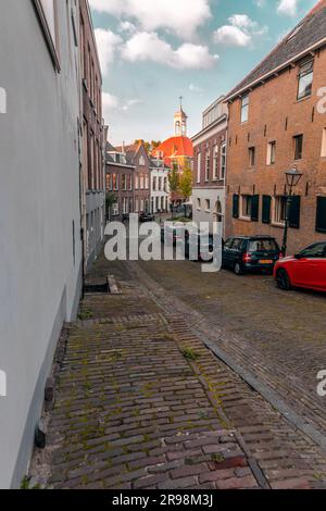 Schiedam, NL - OCT 8, 2021: Architecture hollandaise typique et vue sur la rue à Schiedam, pays-Bas. Banque D'Images