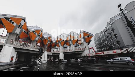 Rotterdam, NL - OCT 6, 2021: Maisons en cube, Kubuwoningen en néerlandais, est un ensemble innovant d'appartements résidentiels à Rotterdam, conçu par Piet Blom. Banque D'Images