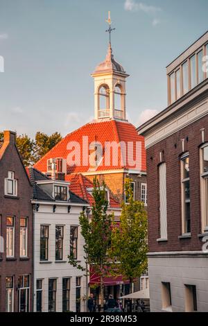 Schiedam, NL - OCT 8, 2021: Architecture hollandaise typique et vue sur la rue à Schiedam, pays-Bas. Banque D'Images