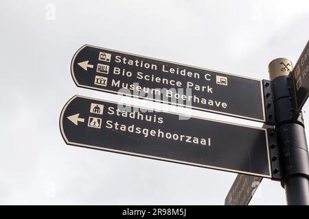 Leiden, pays-Bas - 7 octobre 2021 : panneau de direction de la rue à Leiden indiquant la distance aux endroits à proximité. Banque D'Images