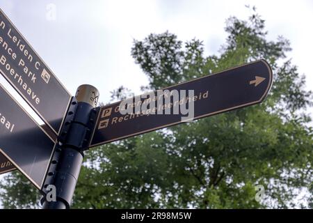 Leiden, pays-Bas - 7 octobre 2021 : panneau de direction de la rue à Leiden indiquant la distance aux endroits à proximité. Banque D'Images