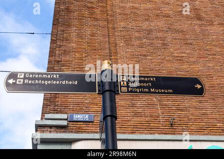 Leiden, pays-Bas - 7 octobre 2021 : panneau de direction de la rue à Leiden indiquant la distance aux endroits à proximité. Banque D'Images