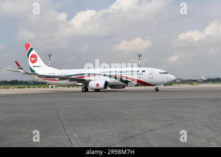 Dhaka, Bangladesh. 2nd septembre 2021. Un avion de la compagnie aérienne Biran Bangladesh Airlines (BOEING 737-800) atterrit à l'aéroport international Hazrat Shahjalal (DAC) de Dhaka. Biman Bangladesh Airlines, communément appelé Biman, est la compagnie aérienne nationale du Bangladesh. Fondée en 1972, Biran Bangladesh Airlines possède son principal pôle à l'aéroport international Hazrat Shahjalal de Dhaka, la capitale du Bangladesh. Biman Bangladesh Airlines joue un rôle important dans la connexion du Bangladesh avec le reste du monde, contribuant au développement économique du pays et à la promotion du tourisme. (Image crédit : © Banque D'Images