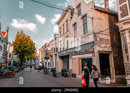 Schiedam, NL - OCT 8, 2021: Architecture hollandaise typique et vue sur la rue à Schiedam, pays-Bas. Banque D'Images