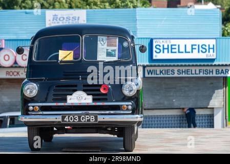 Southend on Sea, Essex, Royaume-Uni. 25 juin 2023. Le South Eastern Vintage & Classic Vehicle Club a organisé un trajet de véhicules classiques entre Fairlop Waters à Ilford et le front de mer à Southend. Les véhicules de vingt-cinq ans et plus ont parcouru les 50 miles à travers l'Essex avant d'aller sur la promenade. Bedford CA van garé sur le front de mer Banque D'Images