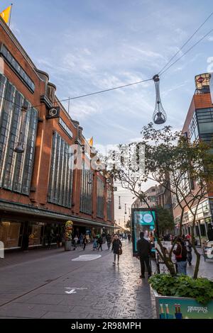 La Haye, pays-Bas - 7 octobre 2021 : vue extérieure du magasin de Bijenkorf (littéralement la ruche) à la Haye, c'est une chaîne de département haut de gamme Banque D'Images