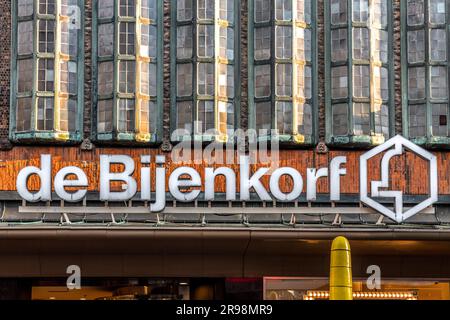 La Haye, pays-Bas - 7 octobre 2021 : vue extérieure du magasin de Bijenkorf (littéralement la ruche) à la Haye, c'est une chaîne de département haut de gamme Banque D'Images