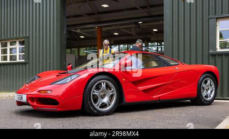 1995 McLaren F1 ‘7 GSM’ exposée au volant de Bicester tenu au Bicester Heritage Centre le 17th juin 2023. Banque D'Images