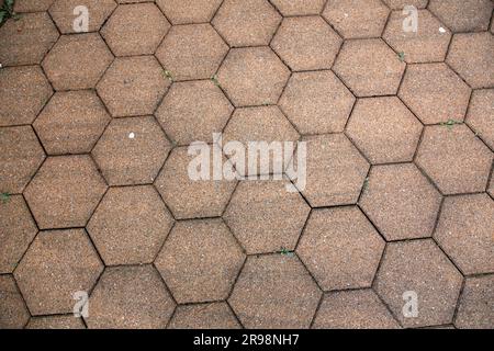 Chaussée de rue avec des blocs de béton hexagonaux, texture urbaine avec une légère perspective Banque D'Images