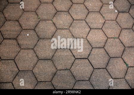 Chaussée de rue avec des blocs hexagonaux en polyèdre, texture urbaine avec une légère perspective Banque D'Images