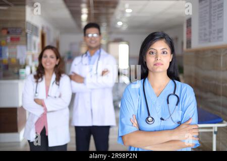 Portrait de l'équipe médicale indienne heureuse debout dans le corridor hospitalier. Portrait de l'équipe médicale multiculturelle debout ensemble. Banque D'Images